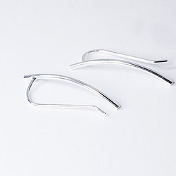 curve earcuff es un pendiente trepador de línea curvada que sigue la curvatura de la oreja